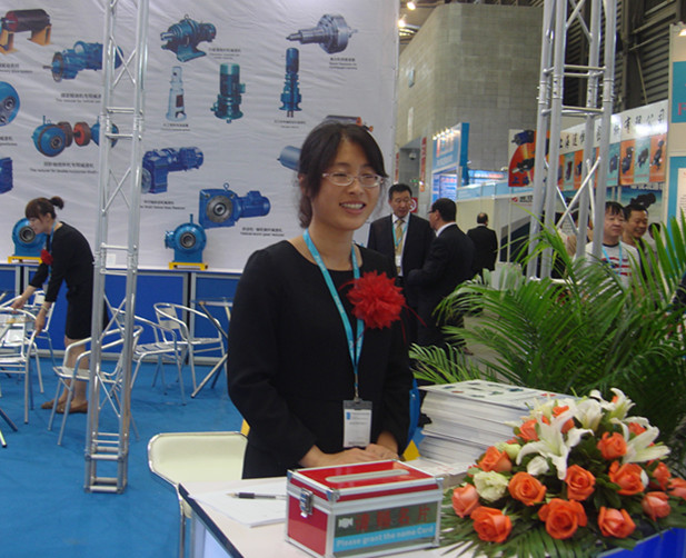 服務(wù)人員在現(xiàn)場(chǎng)接待